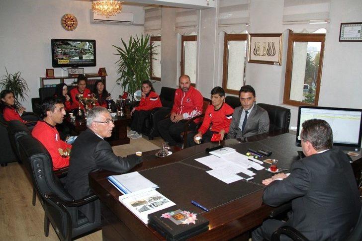 Milli Eğitim Müdürü Yıldız, Engel Tanımayan Şampiyonları Kabul Etti G1