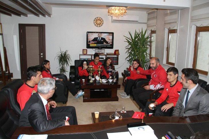 Milli Eğitim Müdürü Yıldız, Engel Tanımayan Şampiyonları Kabul Etti G2