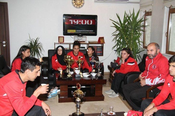 Milli Eğitim Müdürü Yıldız, Engel Tanımayan Şampiyonları Kabul Etti G3