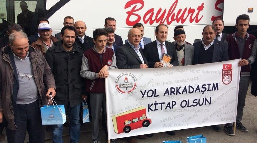 Validen Yolculara Kitap Sürprizi