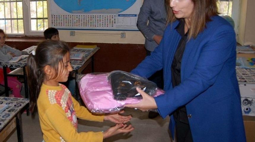 901 K&ouml;y &Ouml;ğrencisine Kışlık Giyim Yardımı