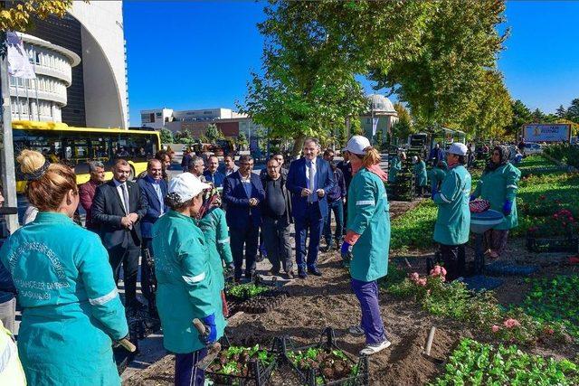 Başkan &Ccedil;akır, İş&ccedil;ilerle Birlikte &Ccedil;i&ccedil;ek Dikti 1