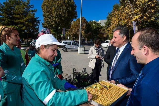 Başkan &Ccedil;akır, İş&ccedil;ilerle Birlikte &Ccedil;i&ccedil;ek Dikti 2