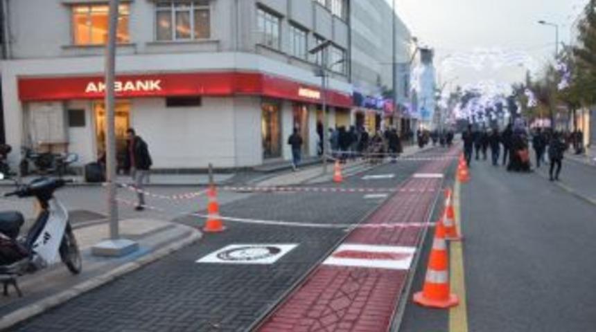 Tramvay Yolunda Boyama &Ccedil;alışması Yapıldı