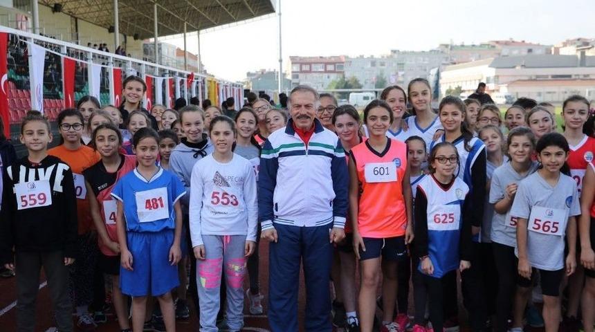 Atat&uuml;rk Kır Koşusu&rsquo;nda Dereceye Giren &Ouml;ğrenciler &Ouml;d&uuml;llendirildi