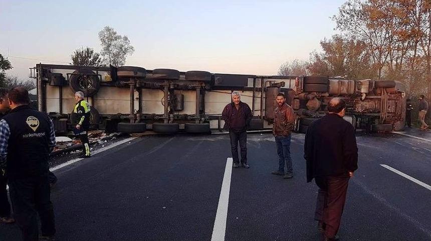 Sakarya&rsquo;da Tır Devrildi Trafik Fel&ccedil; Oldu