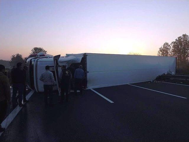 Sakarya&rsquo;da Tır Devrildi Trafik Fel&ccedil; Oldu 1