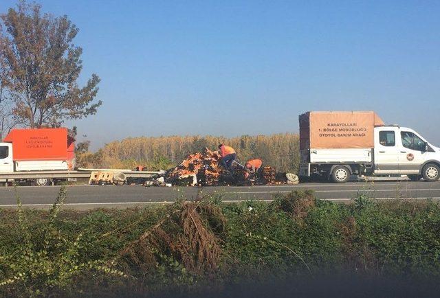 Sakarya&rsquo;da Tır Devrildi Trafik Fel&ccedil; Oldu 2