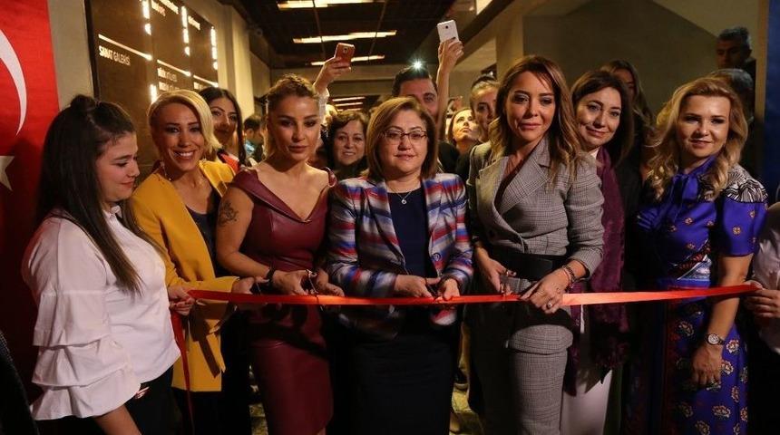 &Uuml;nl&uuml; Sporcuların Forma Ve Topları Avrupa Şampiyonları İ&ccedil;in Satılacak