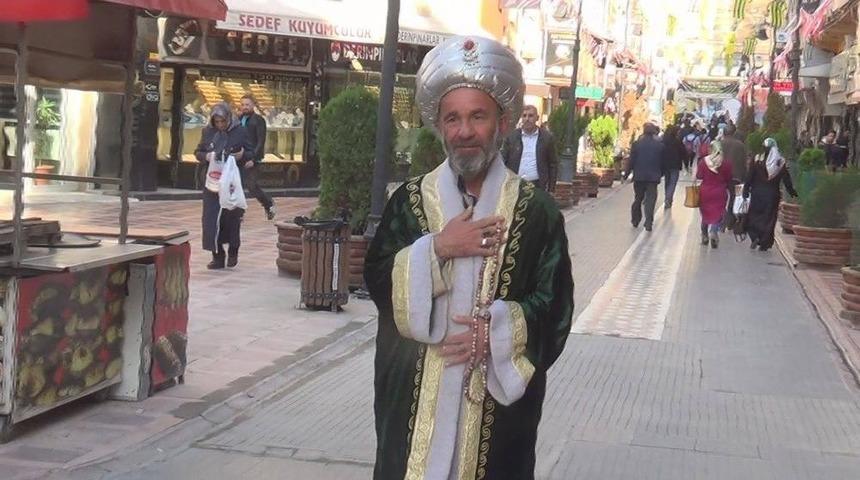 Osmanlı Kıyafetleri İle T&uuml;rbeleri Geziyor