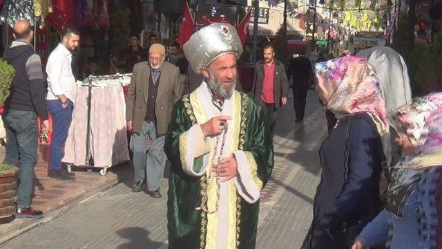 Osmanlı Kıyafetleri İle Türbeleri Geziyor