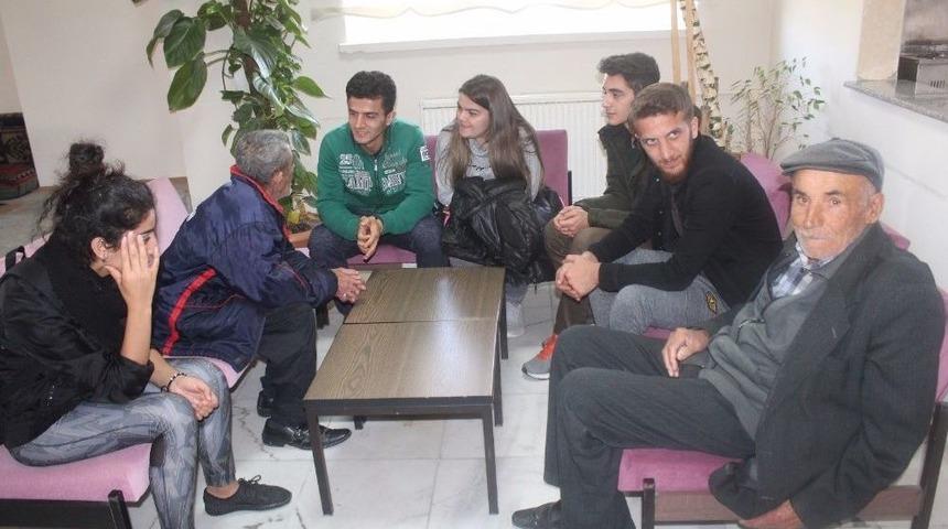 Gönüllü Torunlar, Huzurevi’nde Dedelerine Kitap Okuyor