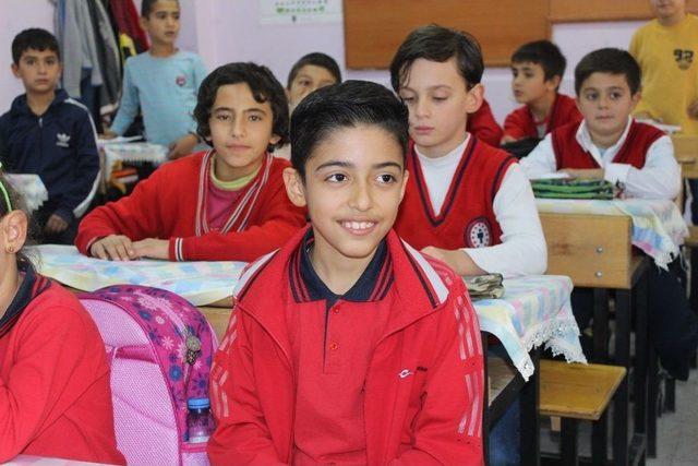 Sınıf Başkanlığını Kazanan Öğrenci Okula Sanatçı Getirdi 1