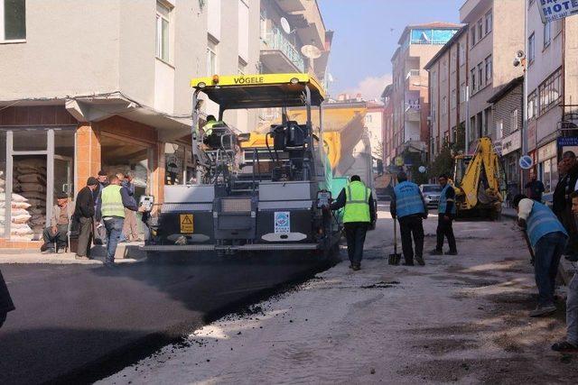 Kozan Caddesinde Sıcak Asfalt Çalışmalarına Başlandı