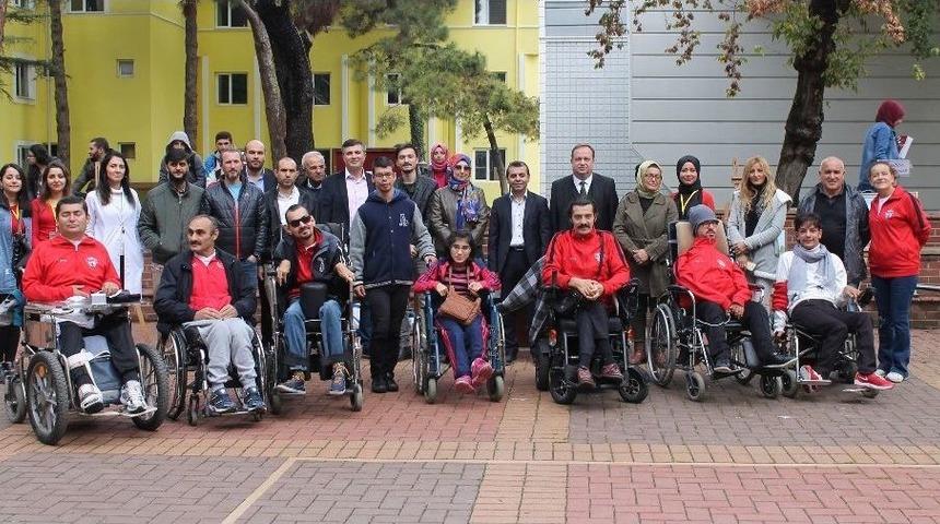 &Uuml;niversiteliler Engellilerle Buluştu