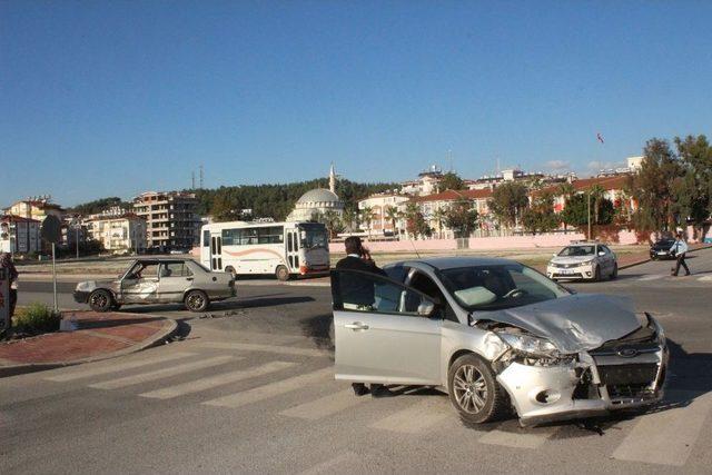 Manavgat’ta Trafik Kazası: 2 Yaralı