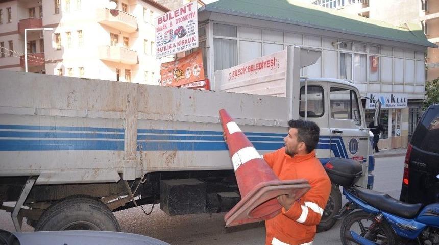 Zabıta Ve Emniyet M&uuml;d&uuml;rl&uuml;ğ&uuml; Ekipleri Tarafından Duba Ve Yelken Bayrakları Kaldırıldı