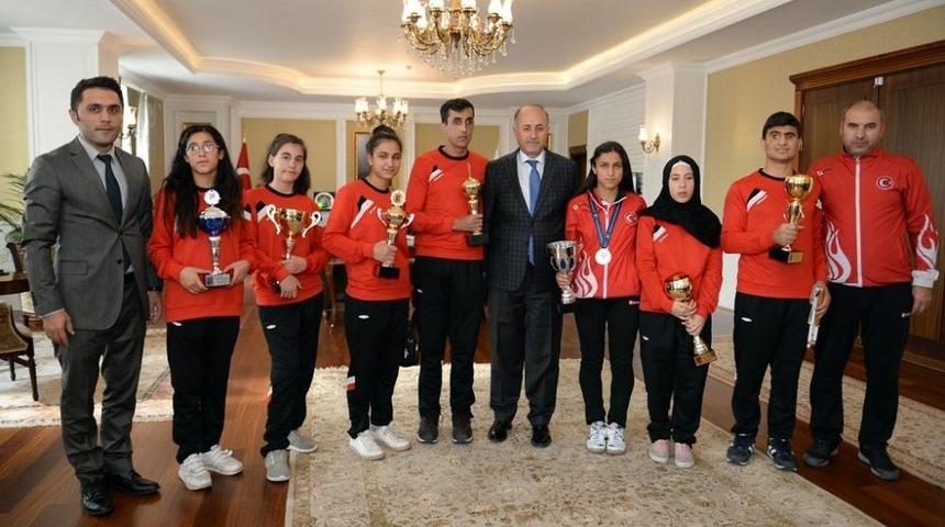 Şampiyonlardan Vali Azizoğlu&rsquo;na Ziyaret