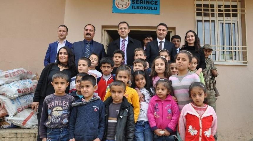 K&ouml;y Okulu &Ouml;ğrencilerine Kıyafet Dağıtıldı