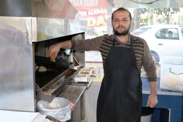 İş Yeri Sahibine Şemsiyeli Hırsız Şoku