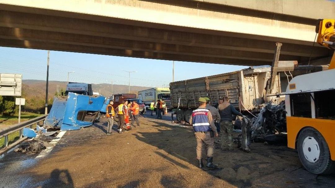 Kazada Koparak Yola Fırlayan Tırın S&uuml;r&uuml;c&uuml; Kabininden Sağ &Ccedil;ıktı