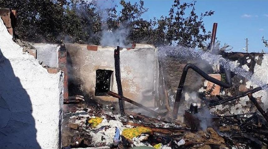 Evi Yanan Aileye Yardım Eli