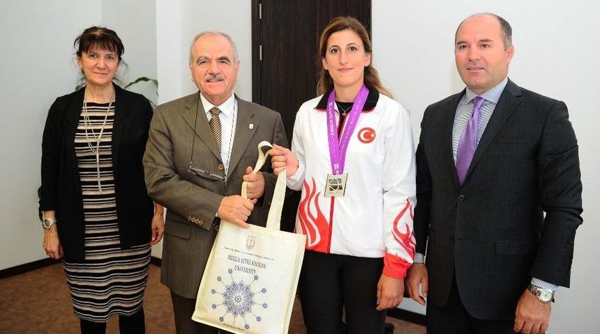 D&uuml;nya 2&rsquo;ncisi Ok&ccedil;udan Rekt&ouml;r Harmandar&rsquo;a Ziyaret