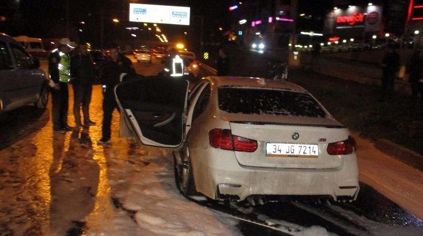 Hareket Halindeki L&uuml;ks Otomobil Alev Aldı