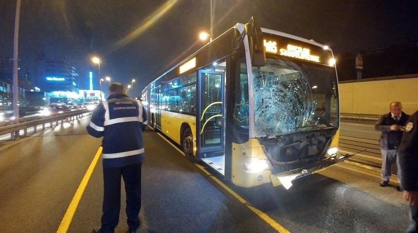 Metrob&uuml;s&uuml;n &Ccedil;arptığı Yaya Yaralandı