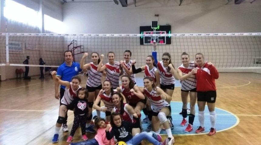 Voleybolda Ayvalıkg&uuml;c&uuml;, Sarıyer&rsquo;i Net Skorla Ge&ccedil;ti