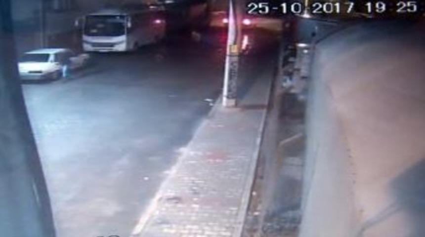 Otomobili 10 Saniyede &Ccedil;alarak Kayıplara Karıştı