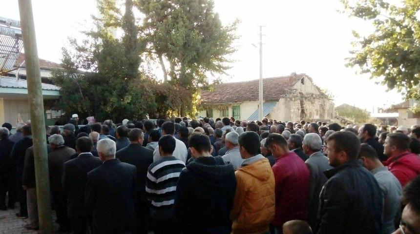 Devrilen Trakt&ouml;r&uuml;n Altında Kalan Adam &Ouml;ld&uuml;