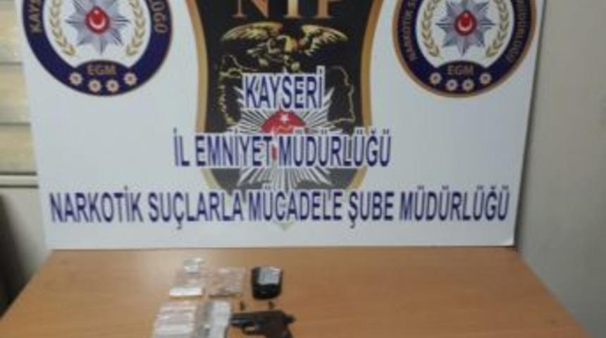 Polisten Ka&ccedil;an Uyuşturucu Zanlısı Kendi &Ccedil;ocuğunu Rehin Aldı