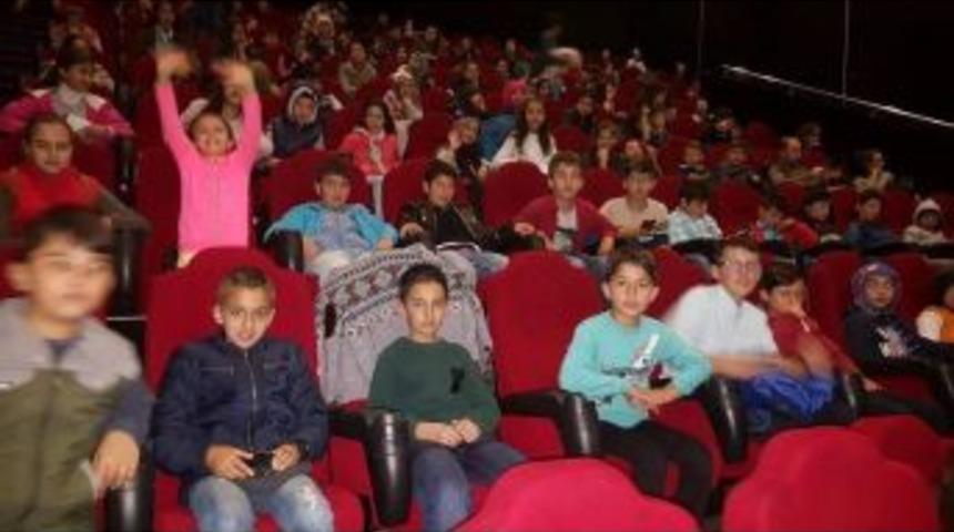 &Ccedil;avdarhisar İmam Hatip Ortaokulu &Ouml;ğrencilerinin Sinema Keyfi