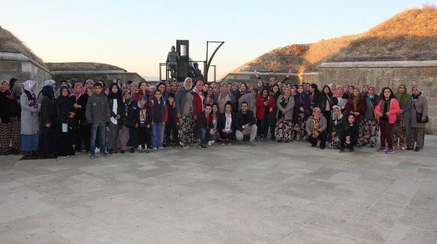 Menderes&rsquo;ten 5 Bin Kadın &Ccedil;anakkale&rsquo;de Şehitlikleri Gezdi