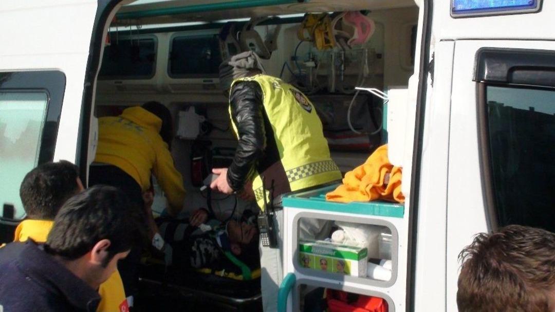 (&ouml;zel Haber) Kontrolden &Ccedil;ıkan Otomobil Temizlik Aracına &Ccedil;arptı: 3 Yaralı