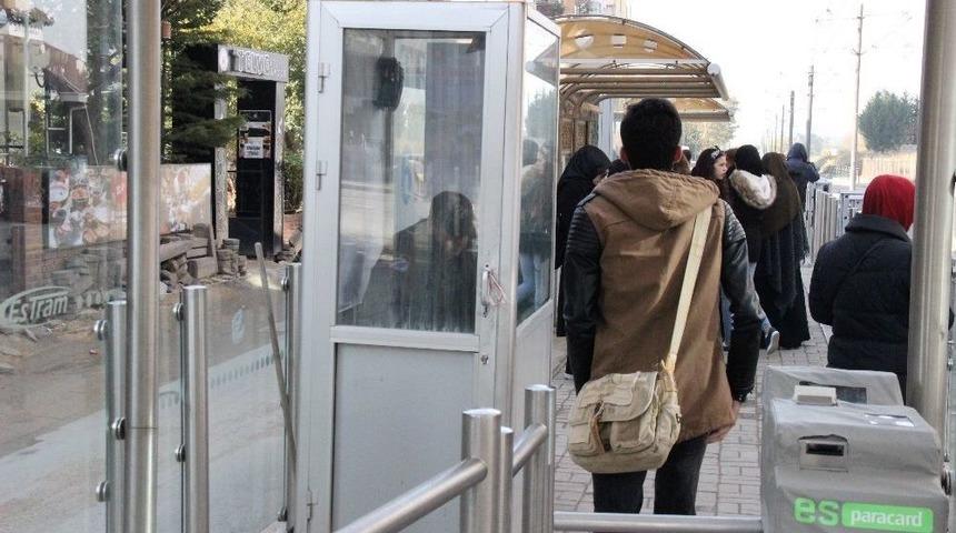 Tek Kişilik Al&uuml;minyum Kul&uuml;bede Zorlu Tramvay N&ouml;beti