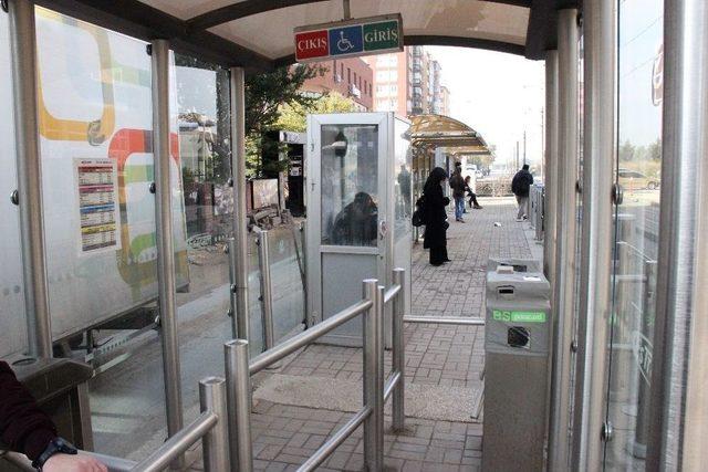Tek Kişilik Al&uuml;minyum Kul&uuml;bede Zorlu Tramvay N&ouml;beti 1