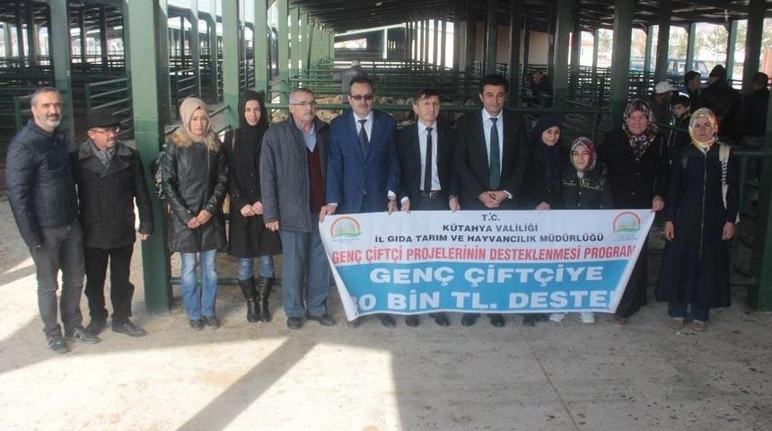 Tavşanlı&rsquo;da 5 &Ccedil;ift&ccedil;iye K&uuml;&ccedil;&uuml;kbaş Hayvan Hibe Edildi