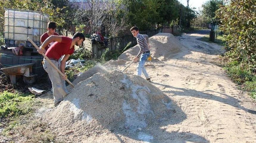 Ak&ccedil;akoca&rsquo;da Yol Yapım &Ccedil;alışması S&uuml;r&uuml;yor