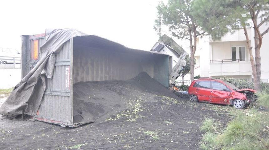 2 Metre Y&uuml;kseklikten U&ccedil;an Tır İki Otomobili Par&ccedil;aladı
