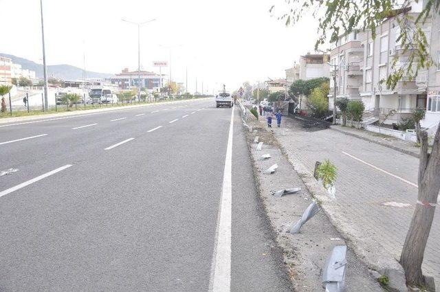 2 Metre Yükseklikten Uçan Tır İki Otomobili Parçaladı