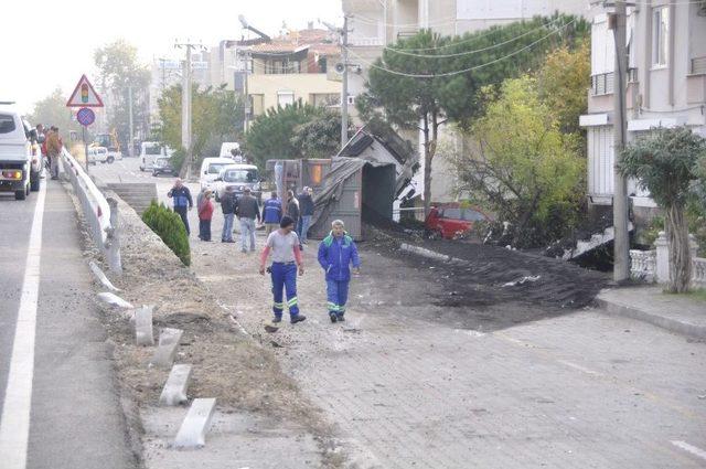 2 Metre Yükseklikten Uçan Tır İki Otomobili Parçaladı