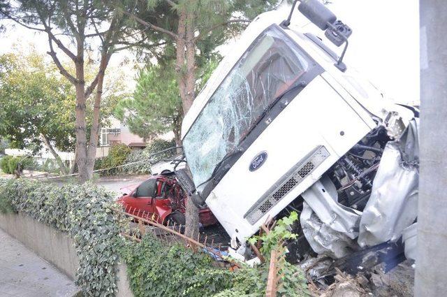 2 Metre Yükseklikten Uçan Tır İki Otomobili Parçaladı