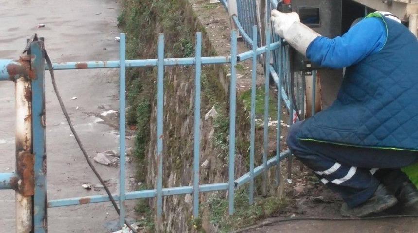 K&ouml;rfez&rsquo;de Zarar G&ouml;ren Korkuluklar Tek Tek Elden Ge&ccedil;iriliyor