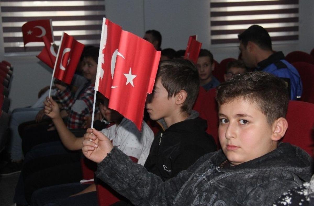 Suriyeli &Ccedil;ocuklardan Emniyet M&uuml;d&uuml;r&uuml;ne "adana K&ouml;pr&uuml; Başı" T&uuml;rk&uuml;s&uuml; S&uuml;rprizi