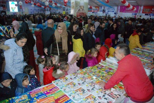 Çocuğuna Kitap Alan Anne Ve Babalara Uyarı