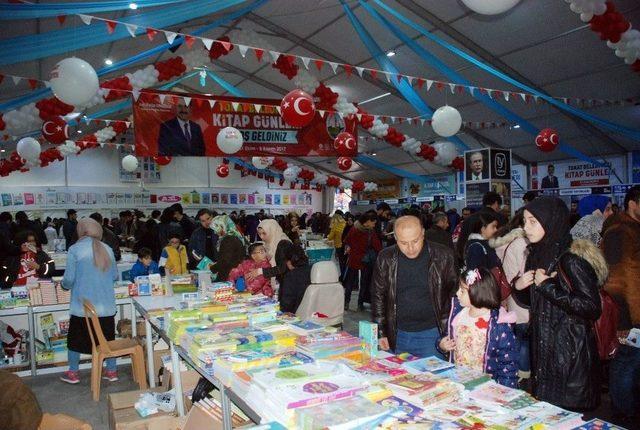 Çocuğuna Kitap Alan Anne Ve Babalara Uyarı