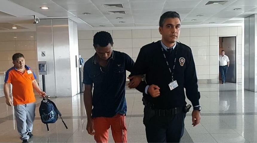 T&uuml;rkiye&rsquo;ye Giremeyen Yolcu Havalimanı Tuvaletinde Kendine Zarar Verdi