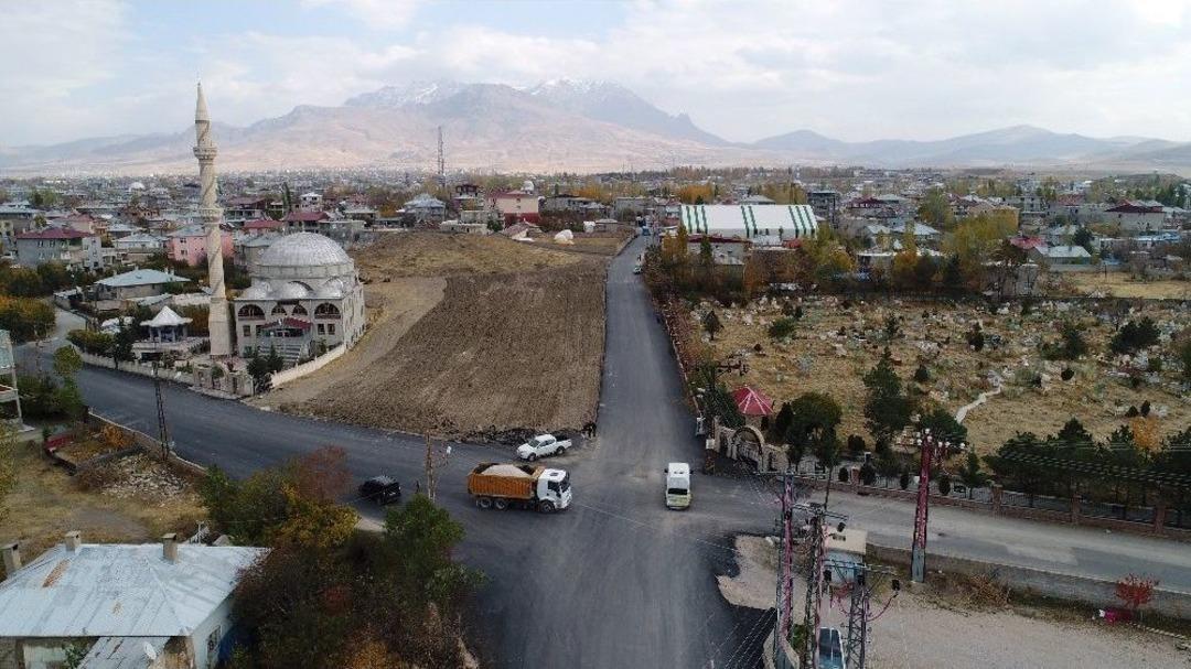 Mahalle Sakinlerinden Asfalt &Ccedil;alışmasına Destek